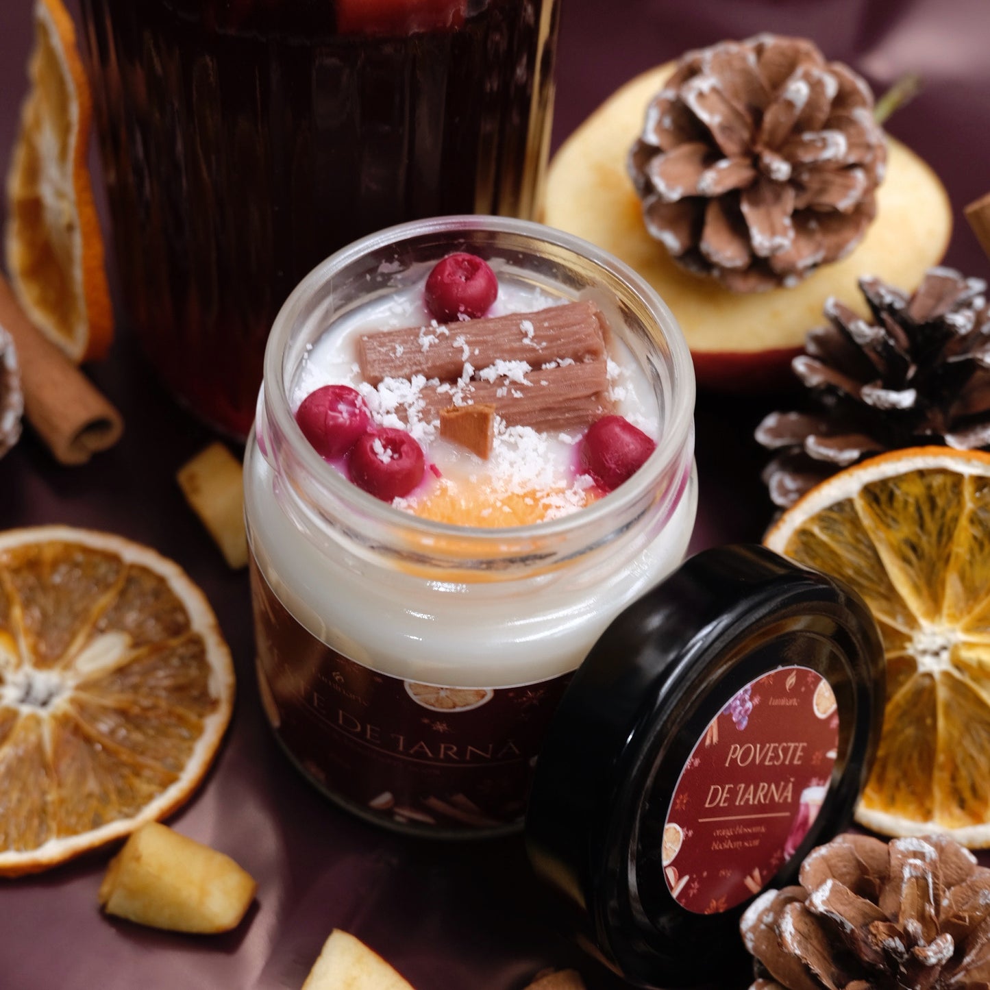 Lumânare parfumată din ceară de soia, turnată manual – „Poveste de Iarnă” | Ediție de Crăciun, cu aromă de orange blossom și black cherry.