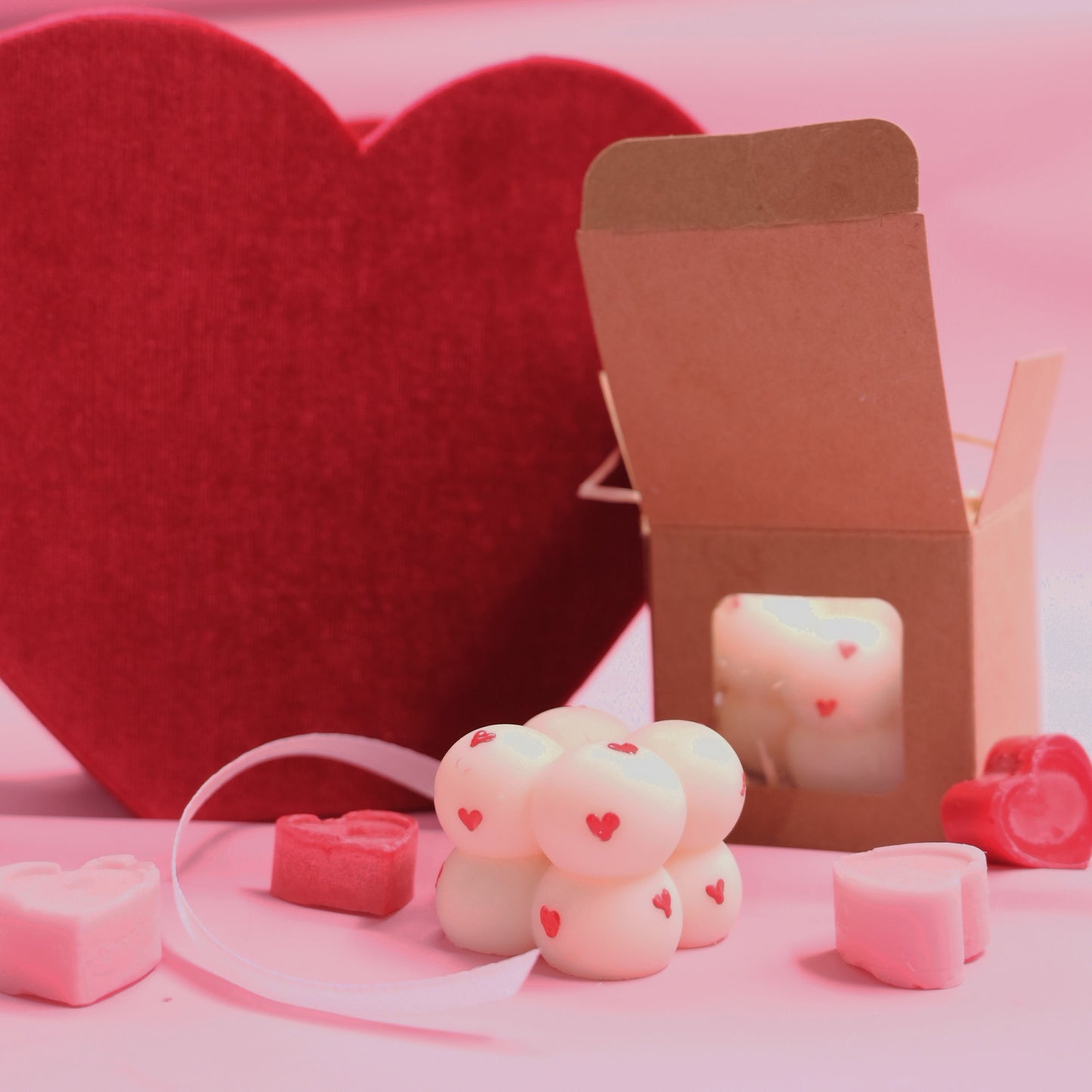 Lumânare decorativă „Bubble in Love”, turnată manual din ceară de soia – Ediție limitată de Valentine’s Day, în formă de bubble cu inimi roșii pictate manual