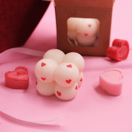 Lumânare decorativă „Bubble in Love”, turnată manual din ceară de soia – Ediție limitată de Valentine’s Day, în formă de bubble cu inimi roșii pictate manual