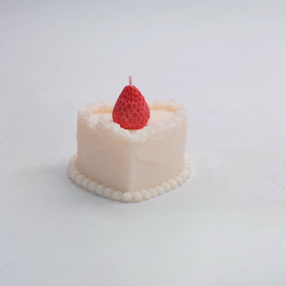 Lumânare decorativă „Strawberry Cake”, turnată manual din ceară de soia – Ediție specială de Valentine’s Day, în formă de tort cu căpșuni