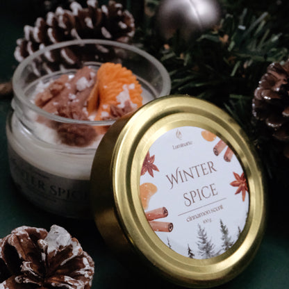 Lumânare parfumată din ceară de soia, turnată manual  – „Winter Spice” | Ediție de Crăciun, cu aromă de scorțișoară și o notă ușoară de clementină