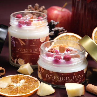 Lumânare parfumată din ceară de soia, turnată manual – „Poveste de Iarnă” | Ediție de Crăciun, cu aromă de orange blossom și black cherry.
