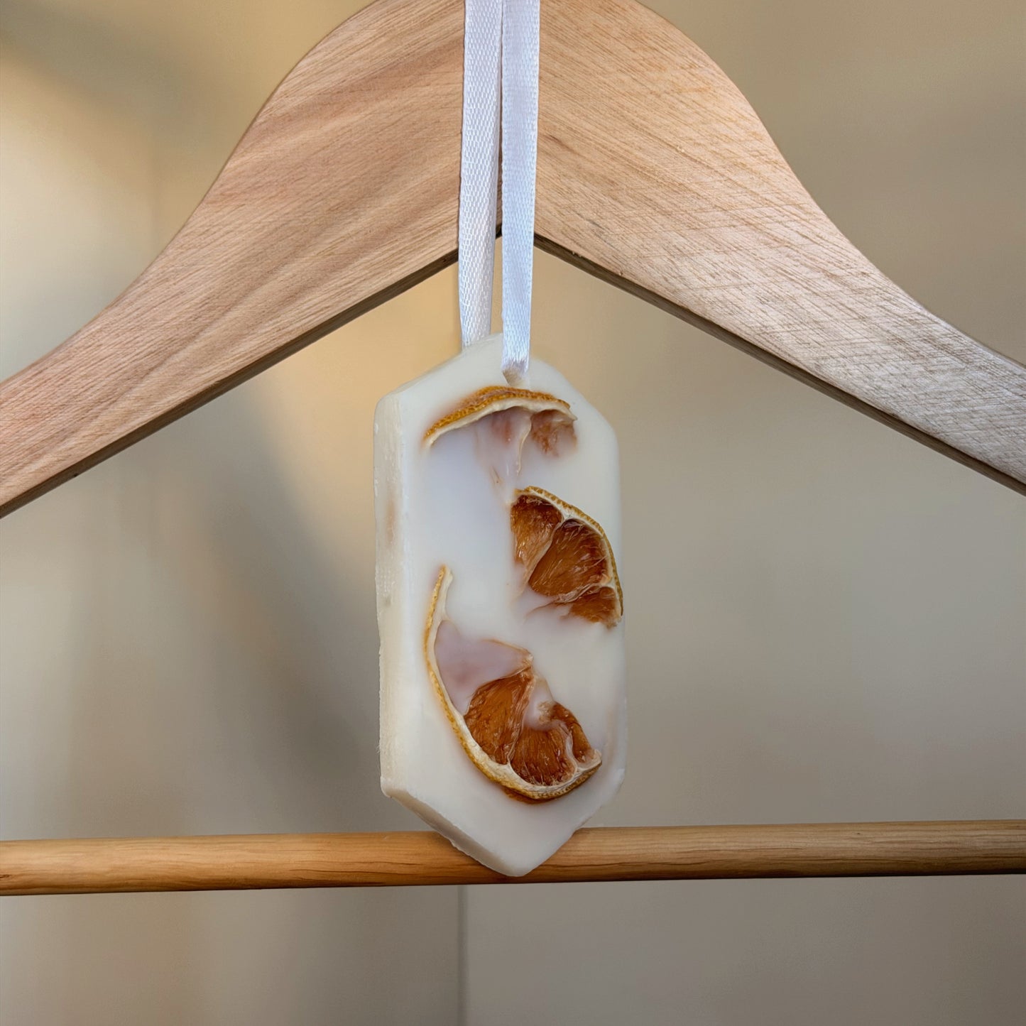 Tableta de ceară parfumată, turnată manual din ceară de soia – Odorizant de cameră „Lămâie” | Aromă de lămâie și floare de portocal cu paciuli | Ediție de Vară