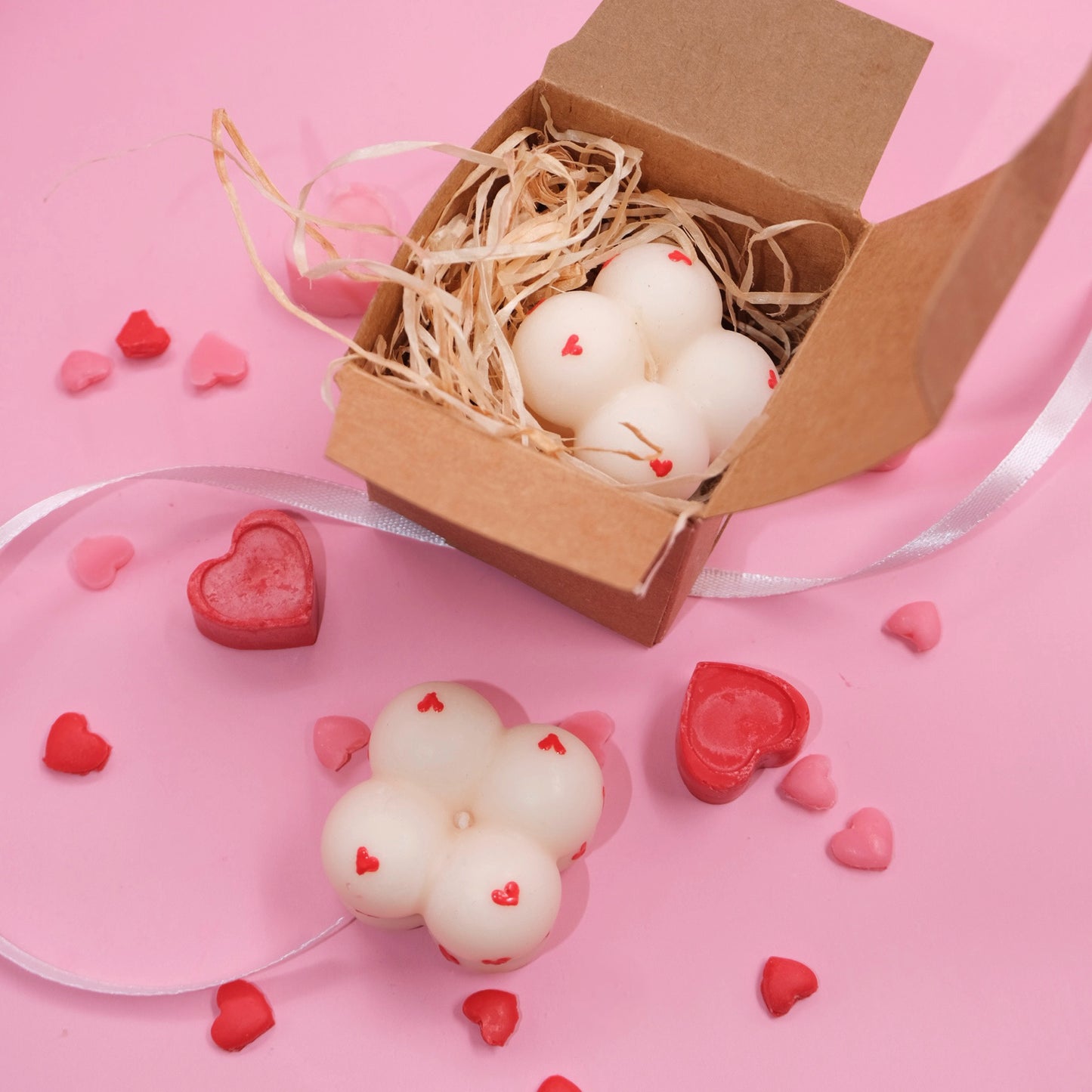 Lumânare decorativă „Bubble in Love”, turnată manual din ceară de soia – Ediție limitată de Valentine’s Day, în formă de bubble cu inimi roșii pictate manual