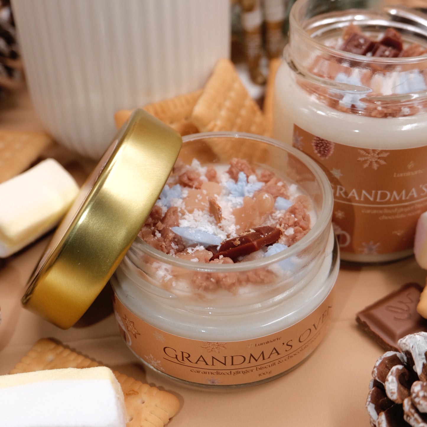 Lumânare parfumată din ceară de soia, turnată manual – „Grandma’s Oven” | Ediție de Crăciun, cu aromă de ciocolată și biscuiți cu ghimbir.