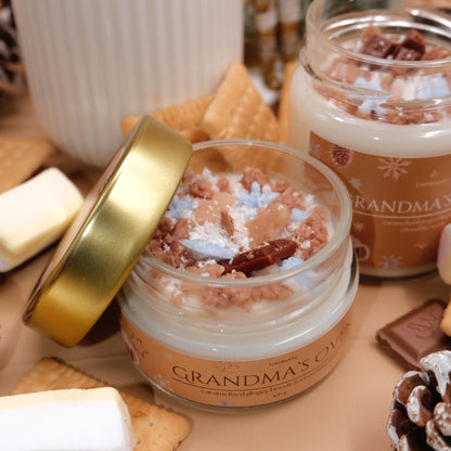 Lumânare parfumată din ceară de soia, turnată manual – „Grandma’s Oven” | Ediție de Crăciun, cu aromă de ciocolată și biscuiți cu ghimbir.