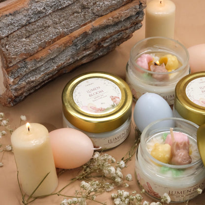 Lumânare din borcan, turnată manual cu ceară de soia parfumată – „Lumen Bloom” | Ediția de Paște, cu aromă de iasomie și caprifoi