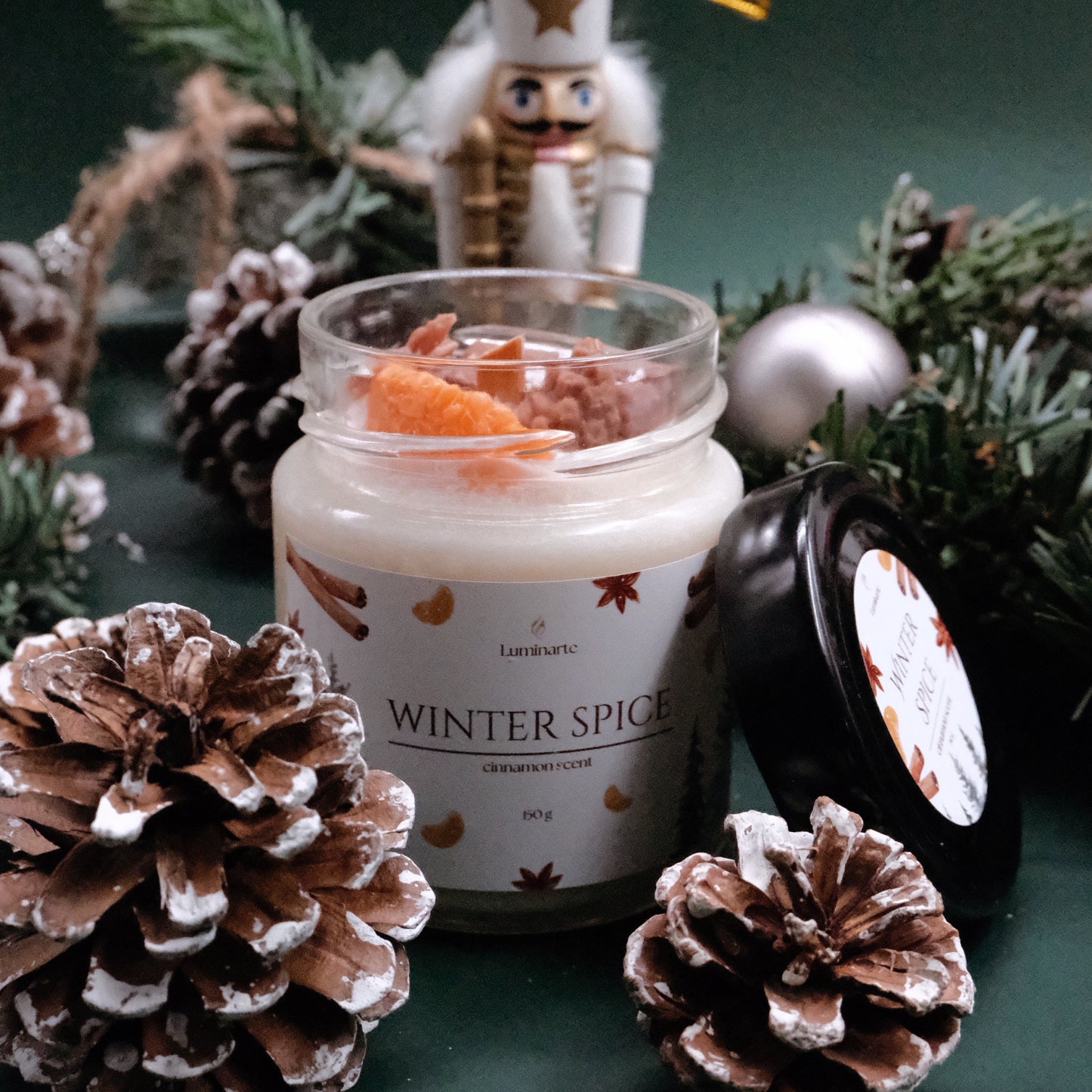 Lumânare parfumată din ceară de soia, turnată manual  – „Winter Spice” | Ediție de Crăciun, cu aromă de scorțișoară și o notă ușoară de clementină