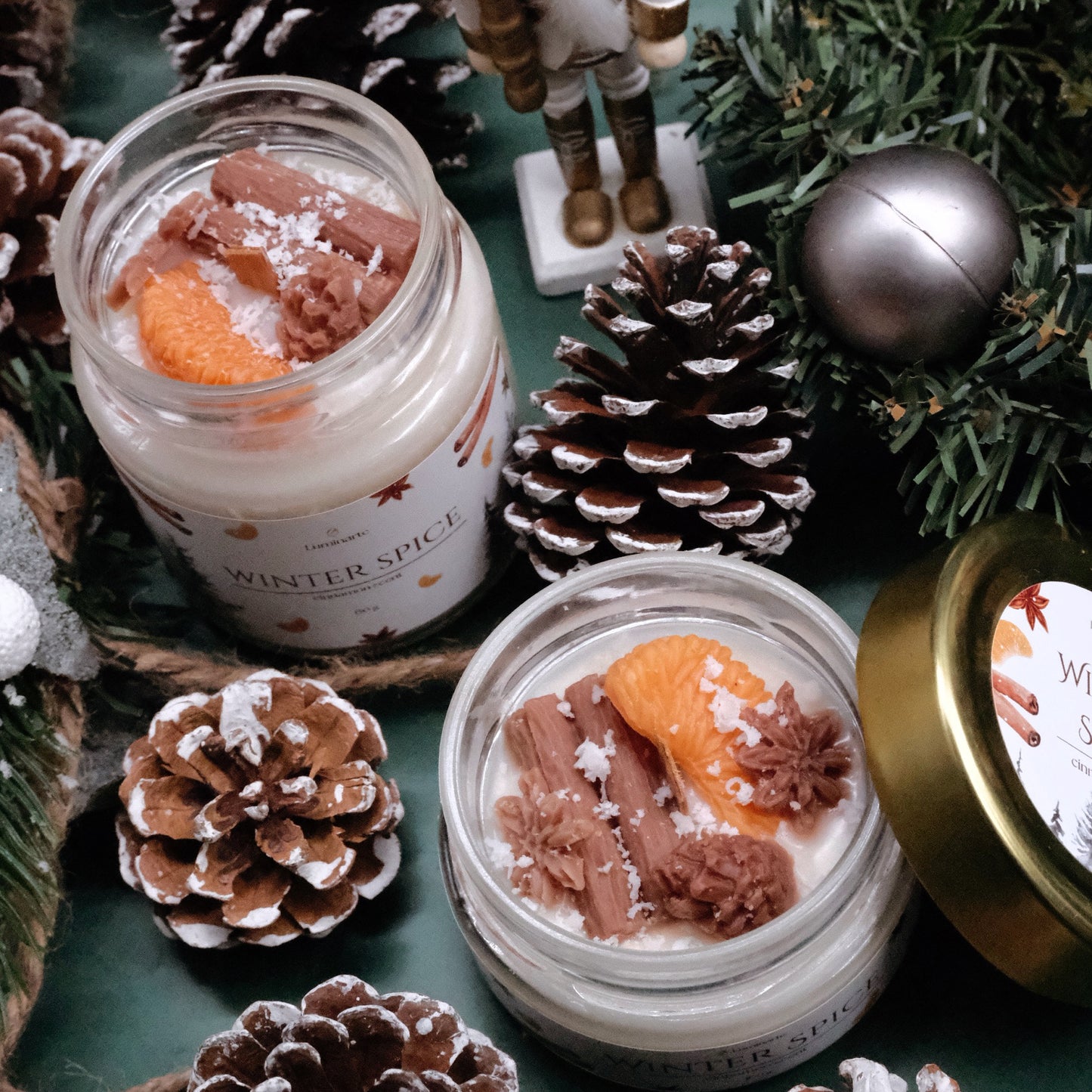 Lumânare parfumată din ceară de soia, turnată manual  – „Winter Spice” | Ediție de Crăciun, cu aromă de scorțișoară și o notă ușoară de clementină