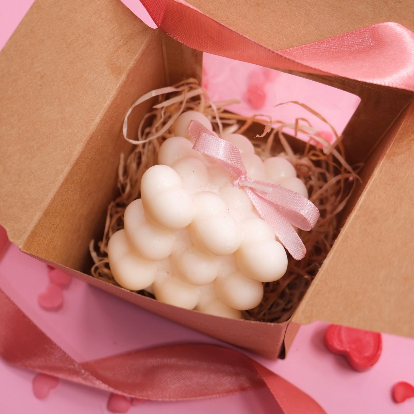 Lumânare decorativă „Love in a Cube”, turnată manual din ceară de soia – Ediție limitată de Valentine’s Day, în formă de cub cu inimioare sculptate