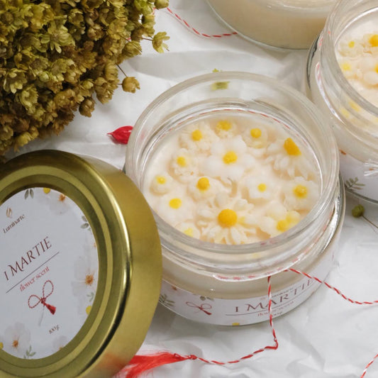 Lumânare parfumată din ceară de soia, turnată manual – „Cupid's Delight” | Ediție de 1 Martie, cu aromă de flori proaspete