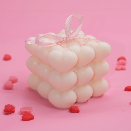 Lumânare decorativă „Love in a Cube”, turnată manual din ceară de soia – Ediție limitată de Valentine’s Day, în formă de cub cu inimioare sculptate