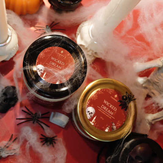 Lumânare parfumată din ceară de soia, turnată manual  – „Wicked Dream” | Ediție de toamnă și de Halloween, cu aromă de velvet plum și stejar