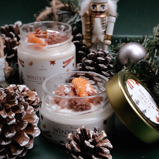 Lumânare parfumată din ceară de soia, turnată manual  – „Winter Spice” | Ediție de Crăciun, cu aromă de scorțișoară și o notă ușoară de clementină