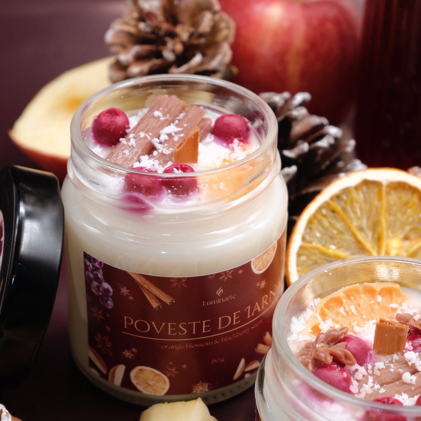 Lumânare parfumată din ceară de soia, turnată manual – „Poveste de Iarnă” | Ediție de Crăciun, cu aromă de orange blossom și black cherry.