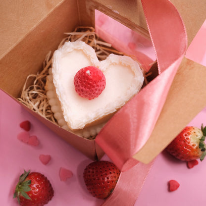 Lumânare decorativă „Strawberry Cake”, turnată manual din ceară de soia – Ediție specială de Valentine’s Day, în formă de tort cu căpșuni