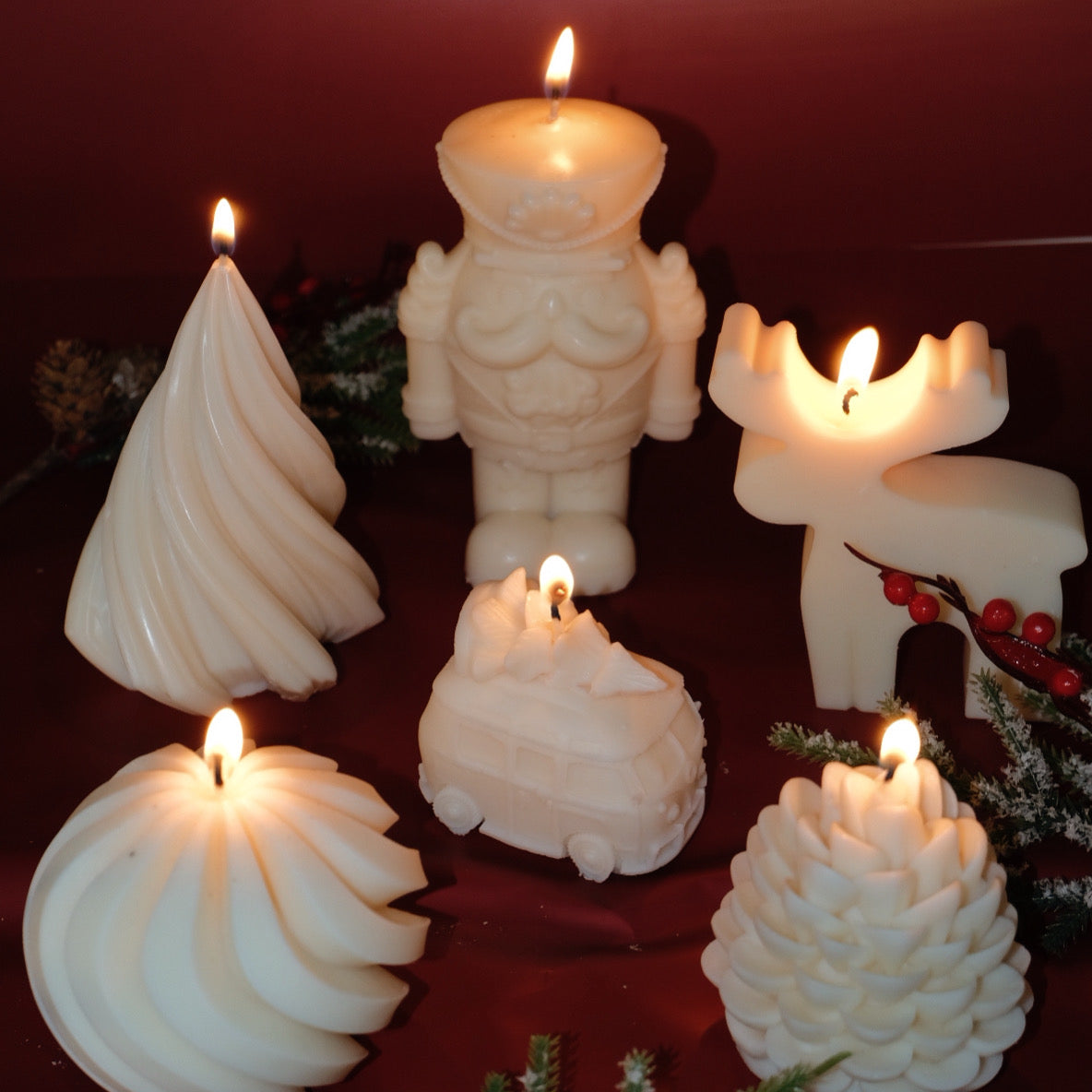 Lumânare turnată manual cu ceară de soia – Colecția de Crăciun: mașină cu brad, con brad, glob spiralat, Rudolf, brad spiralat și Spărgătorul de Nuci