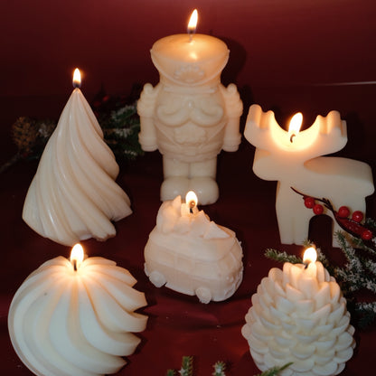 Lumânare turnată manual cu ceară de soia – Colecția de Crăciun: mașină cu brad, con brad, glob spiralat, Rudolf, brad spiralat și Spărgătorul de Nuci