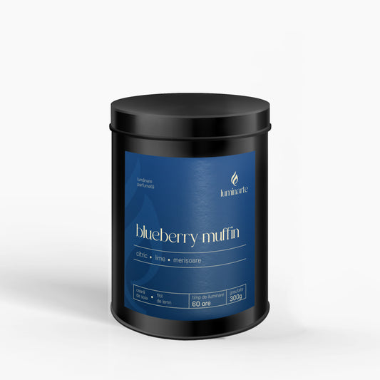 Lumânare parfumată din ceară de soia, turnată manual – „Blueberry Muffin” | Colecția Aphrodisia Candles, cu aromă de citrice, lime, merișoare
