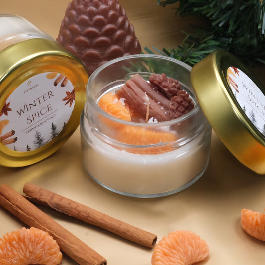 Lumânare parfumată din ceară de soia, turnată manual  – „Winter Spice” | Ediție de Crăciun, cu aromă de scorțișoară și o notă ușoară de clementină