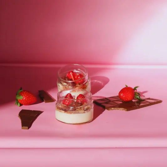 Lumânare din borcan, turnată manual cu ceară de soia parfumată – „Cupid's Delight” | Ediție de Ziua Îndrăgostiților, cu aromă de căpșuni sau gogoși